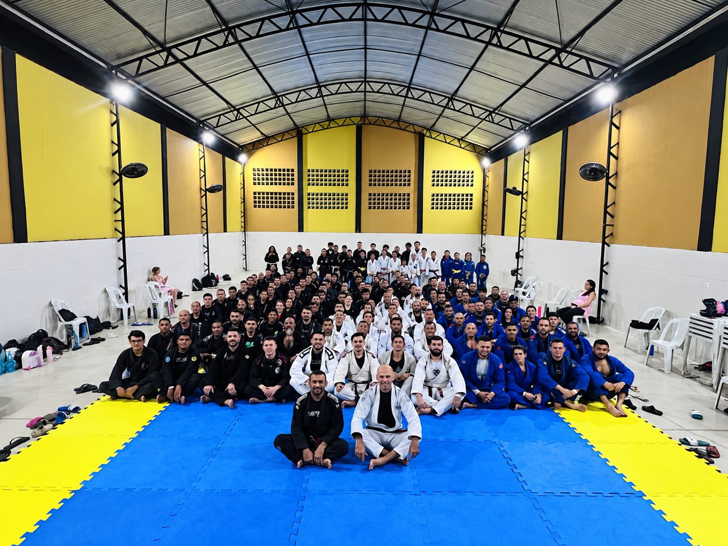 Foto de grupo ao fim de um seminário, com o Mestre Cícero sentado à frente de um ginásio cheio de praticantes de kimono